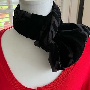 🟤SALDARINI PRE-LOVED AUTHENTIC SILK VELVET BLACK DESIGN RECTANGLE SCARF.